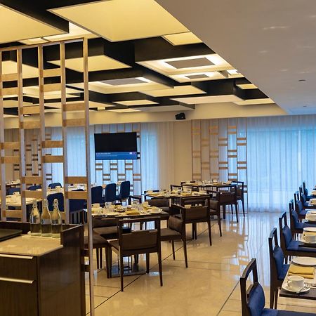 Regenta RPJ Rajkot Hotel Bagian luar foto