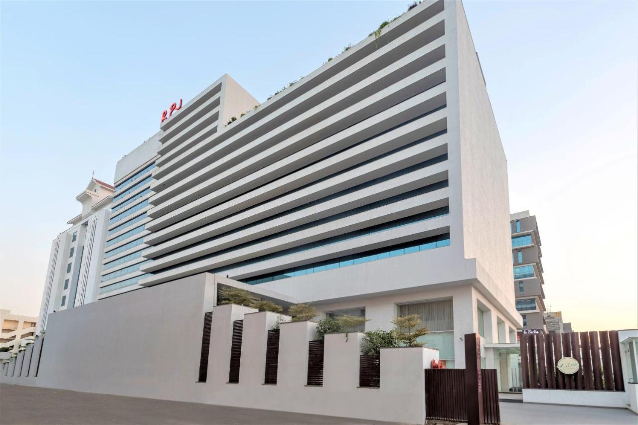 Regenta RPJ Rajkot Hotel Bagian luar foto