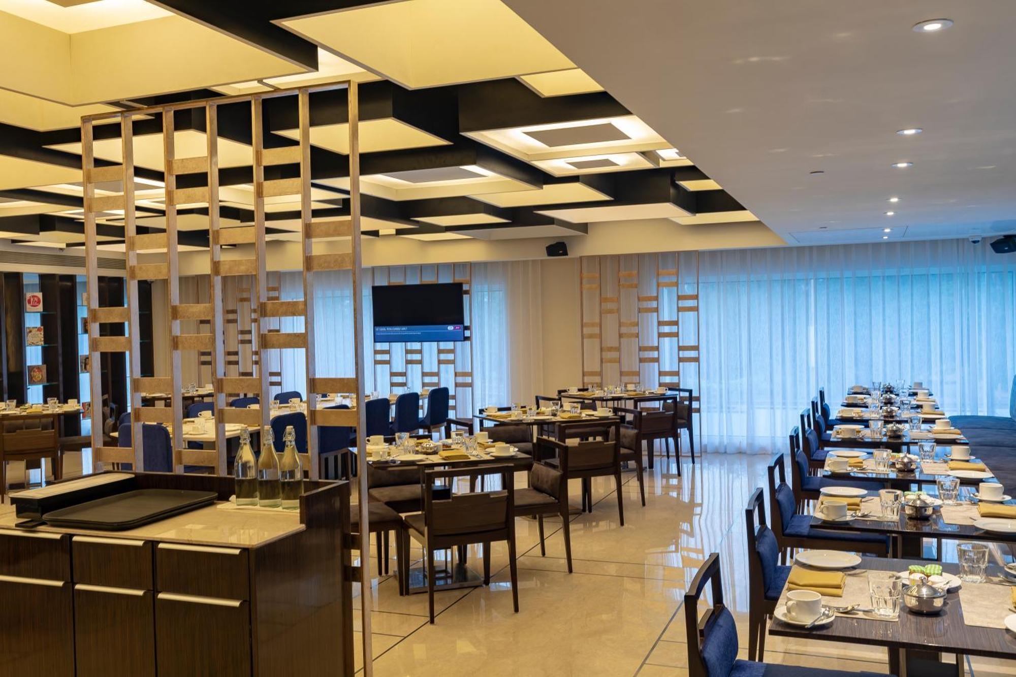 Regenta RPJ Rajkot Hotel Bagian luar foto