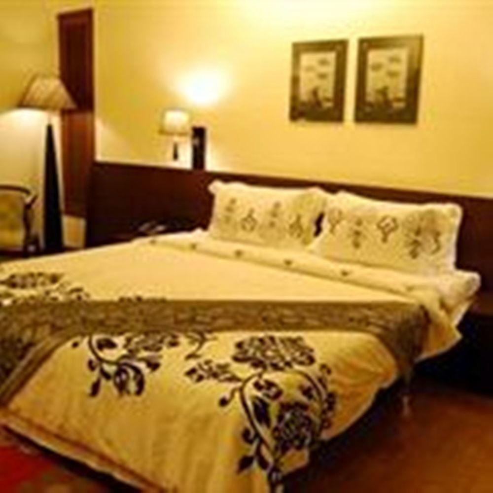 Regenta RPJ Rajkot Hotel Bagian luar foto