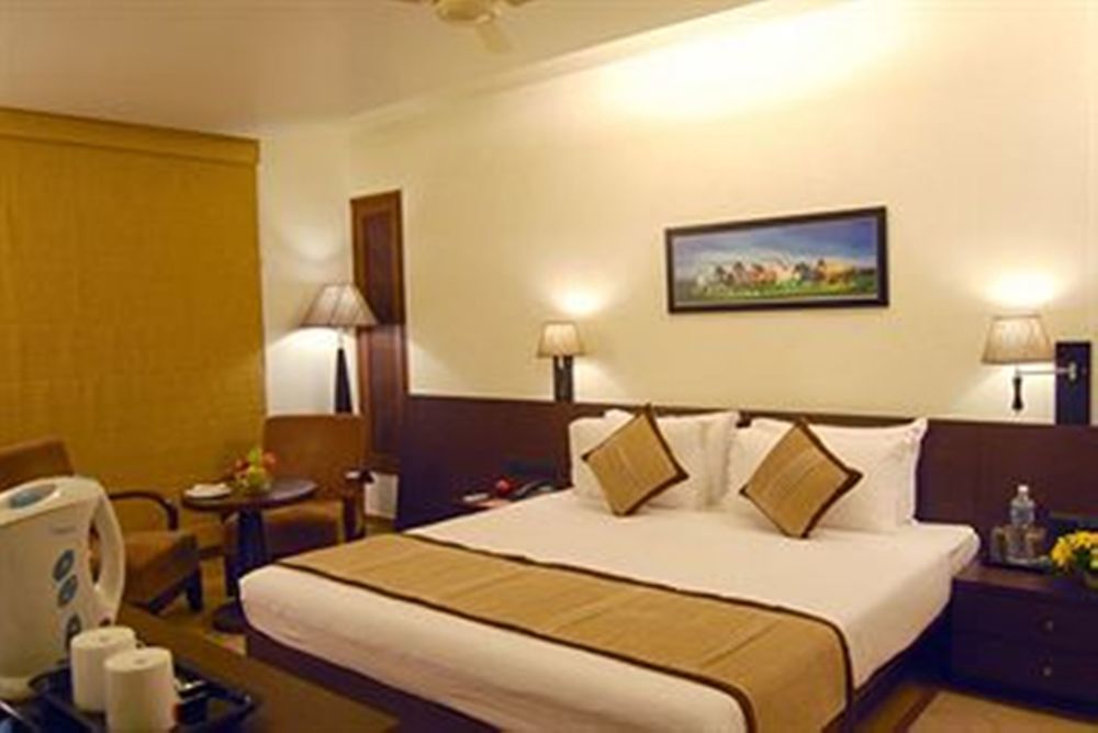 Regenta RPJ Rajkot Hotel Bagian luar foto