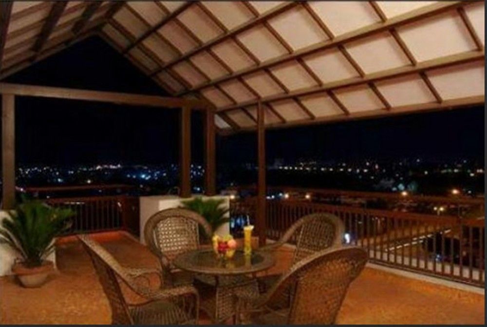 Regenta RPJ Rajkot Hotel Bagian luar foto