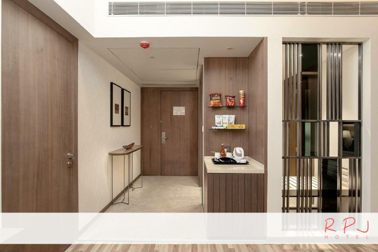Regenta RPJ Rajkot Hotel Bagian luar foto