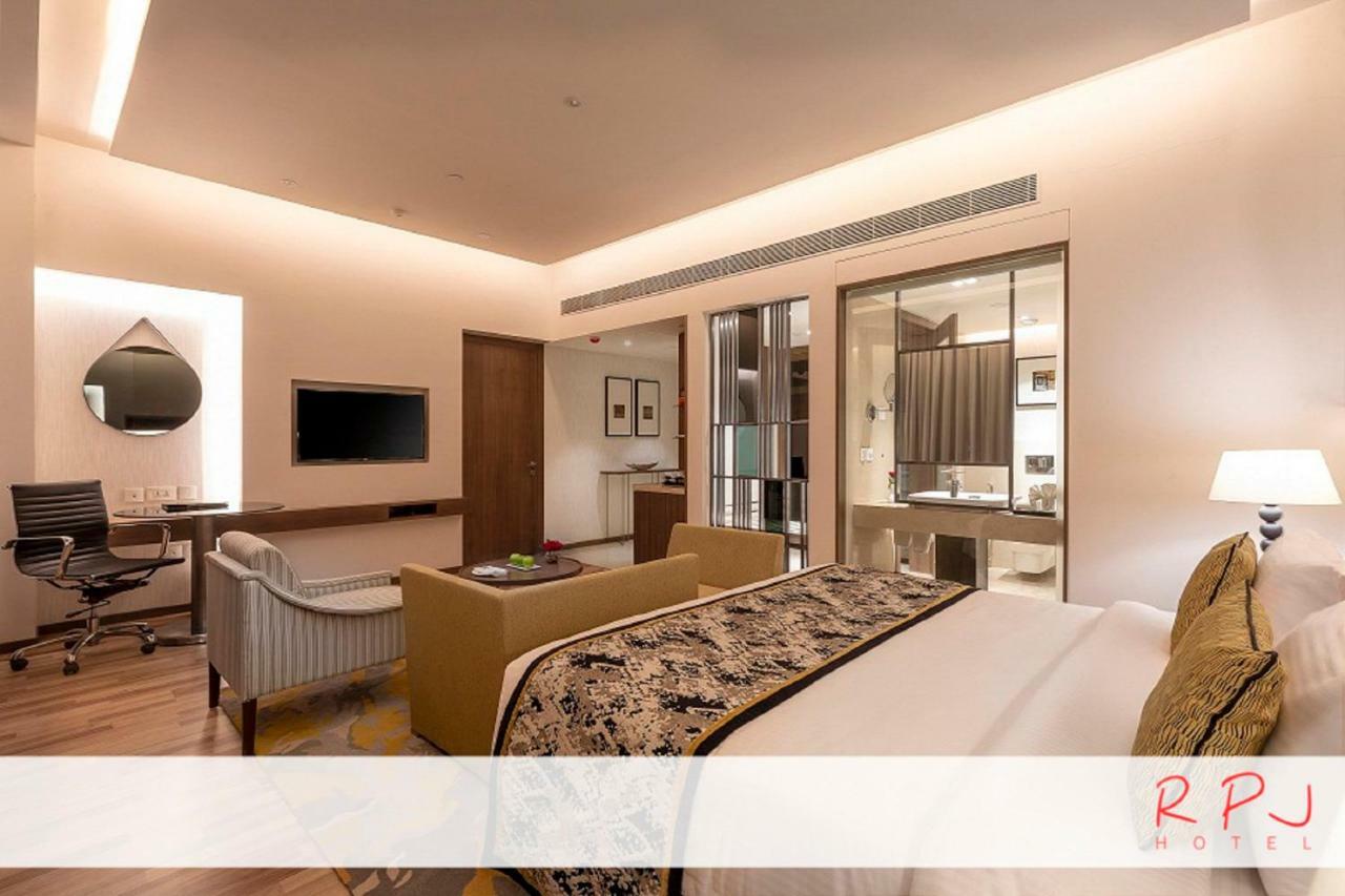 Regenta RPJ Rajkot Hotel Bagian luar foto