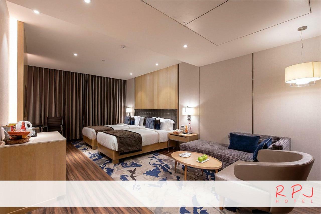 Regenta RPJ Rajkot Hotel Bagian luar foto
