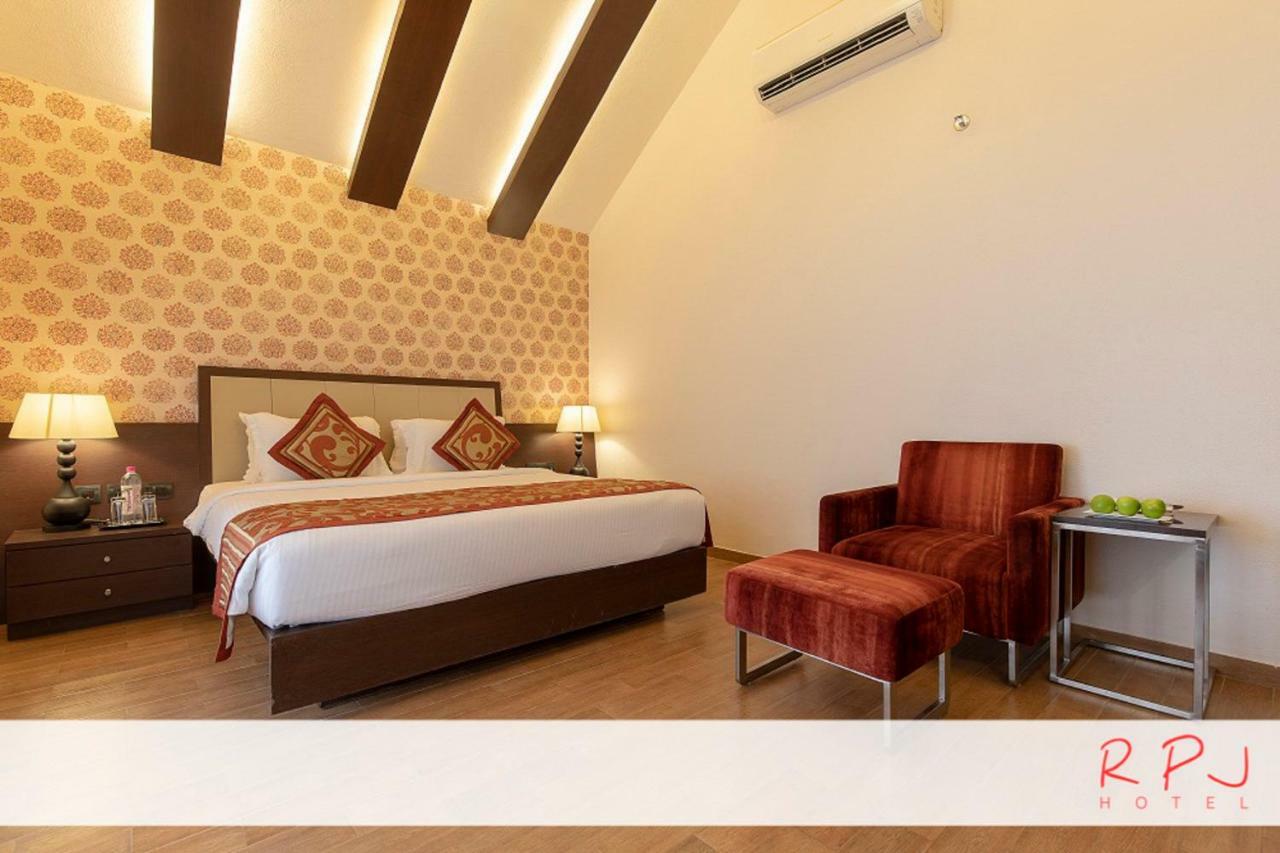 Regenta RPJ Rajkot Hotel Bagian luar foto
