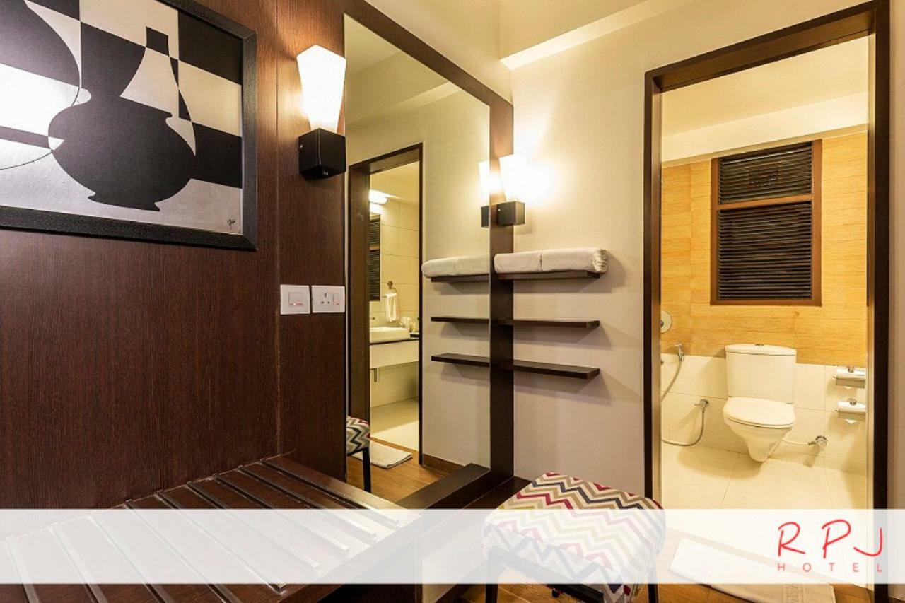 Regenta RPJ Rajkot Hotel Bagian luar foto