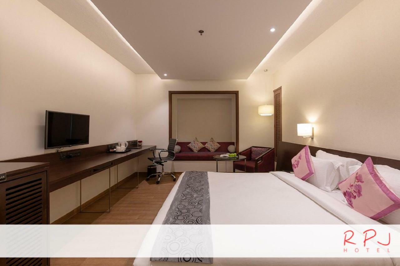 Regenta RPJ Rajkot Hotel Bagian luar foto