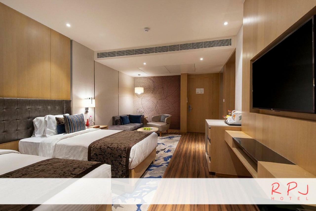 Regenta RPJ Rajkot Hotel Bagian luar foto