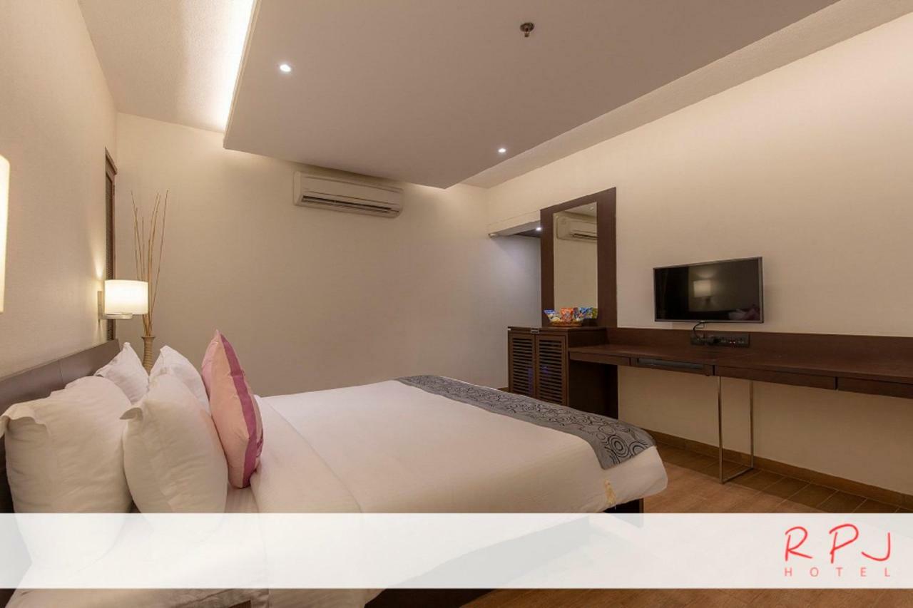 Regenta RPJ Rajkot Hotel Bagian luar foto