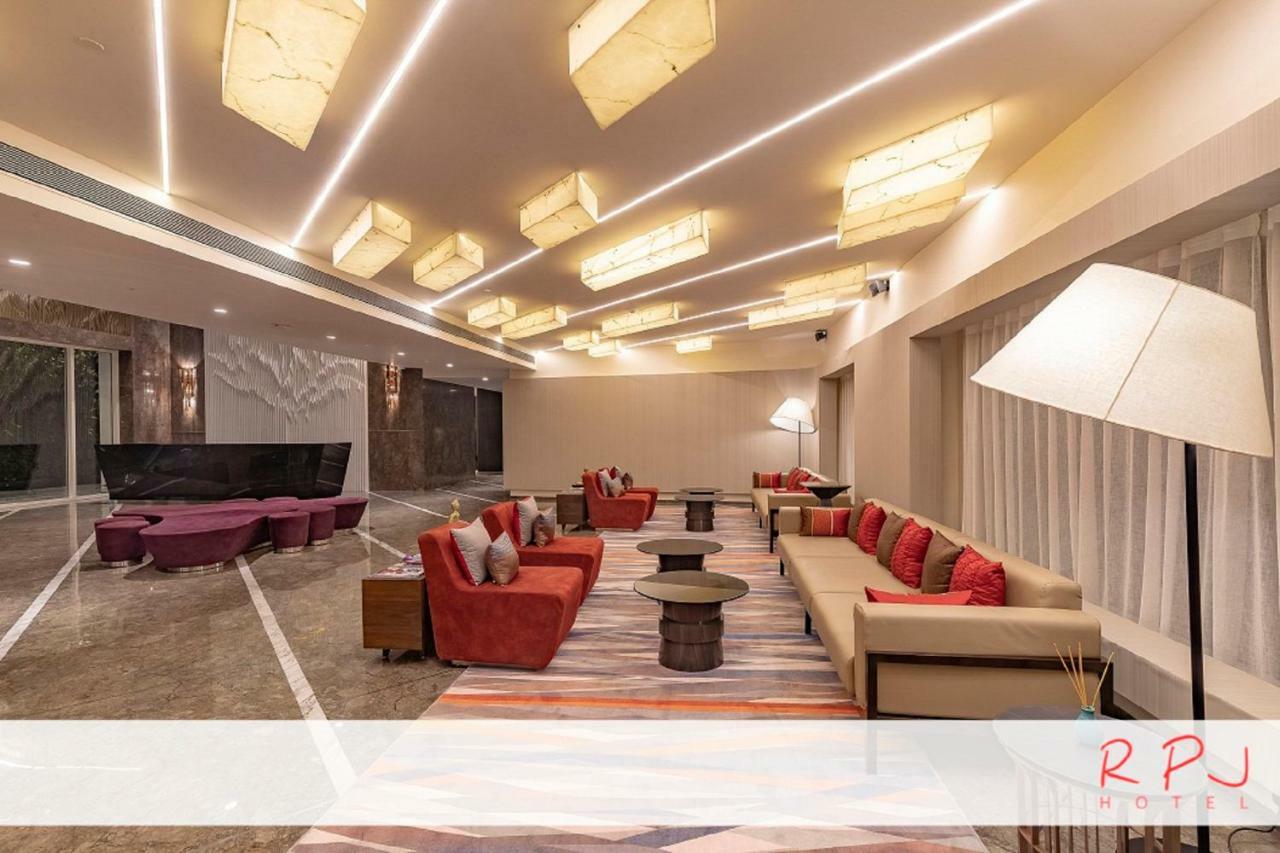Regenta RPJ Rajkot Hotel Bagian luar foto