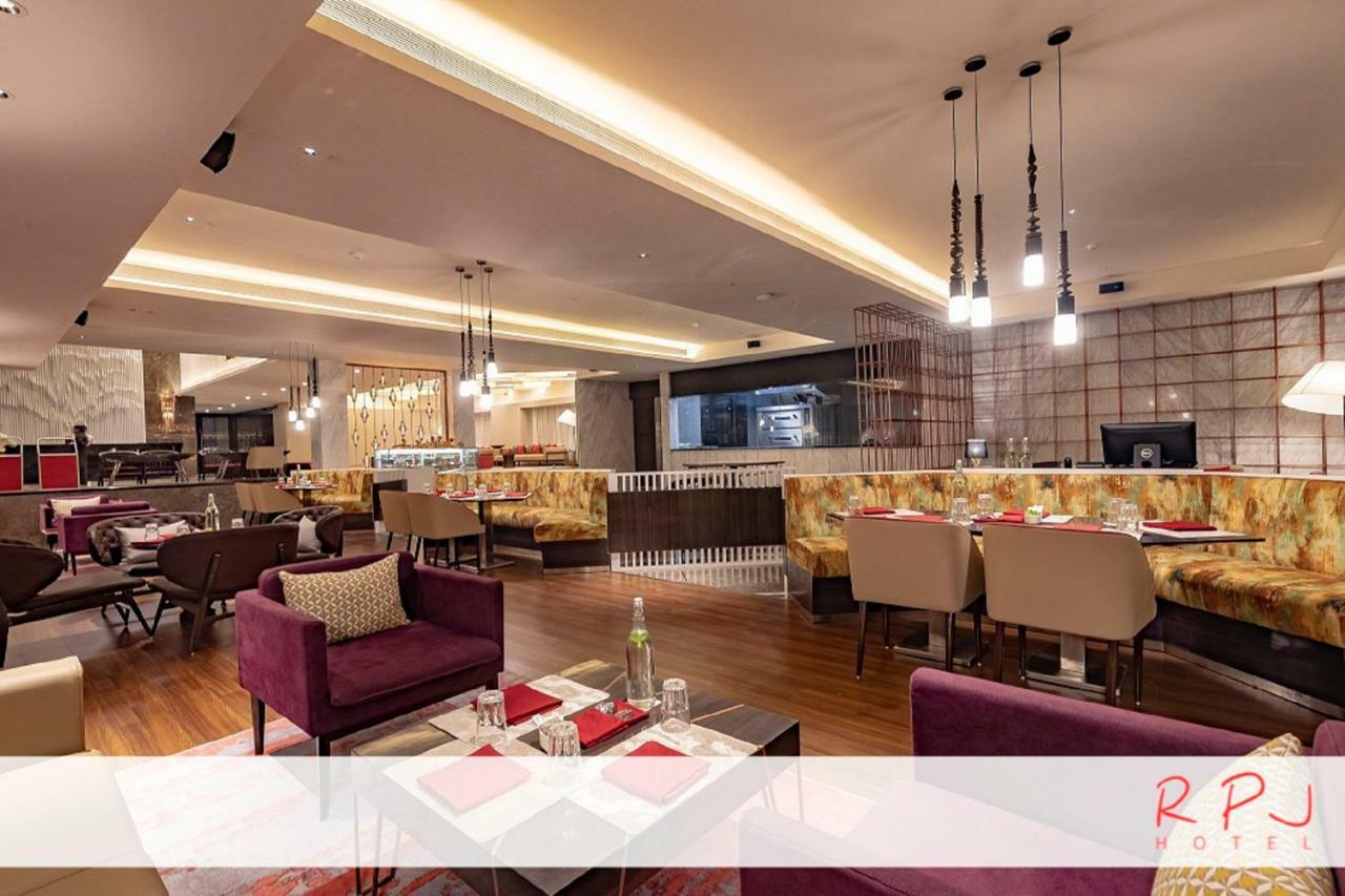 Regenta RPJ Rajkot Hotel Bagian luar foto