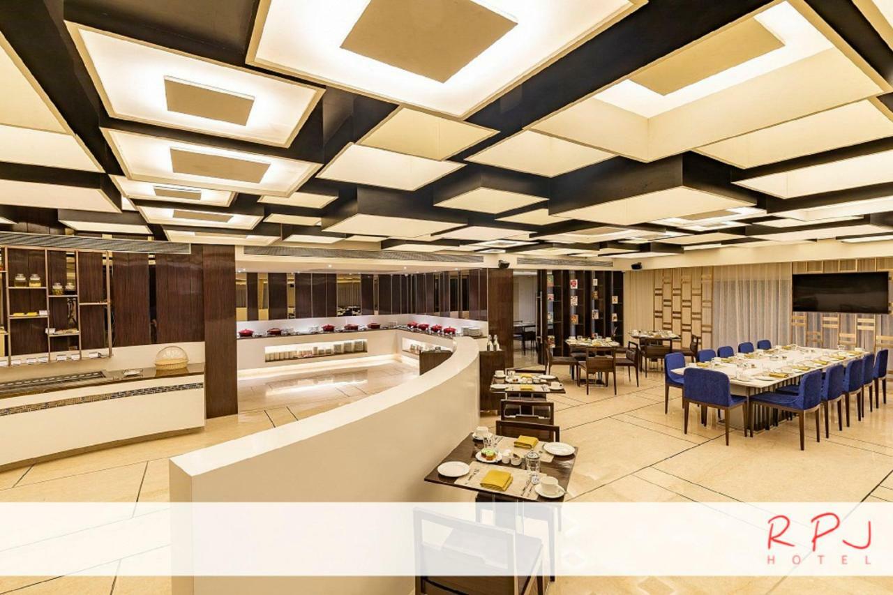 Regenta RPJ Rajkot Hotel Bagian luar foto