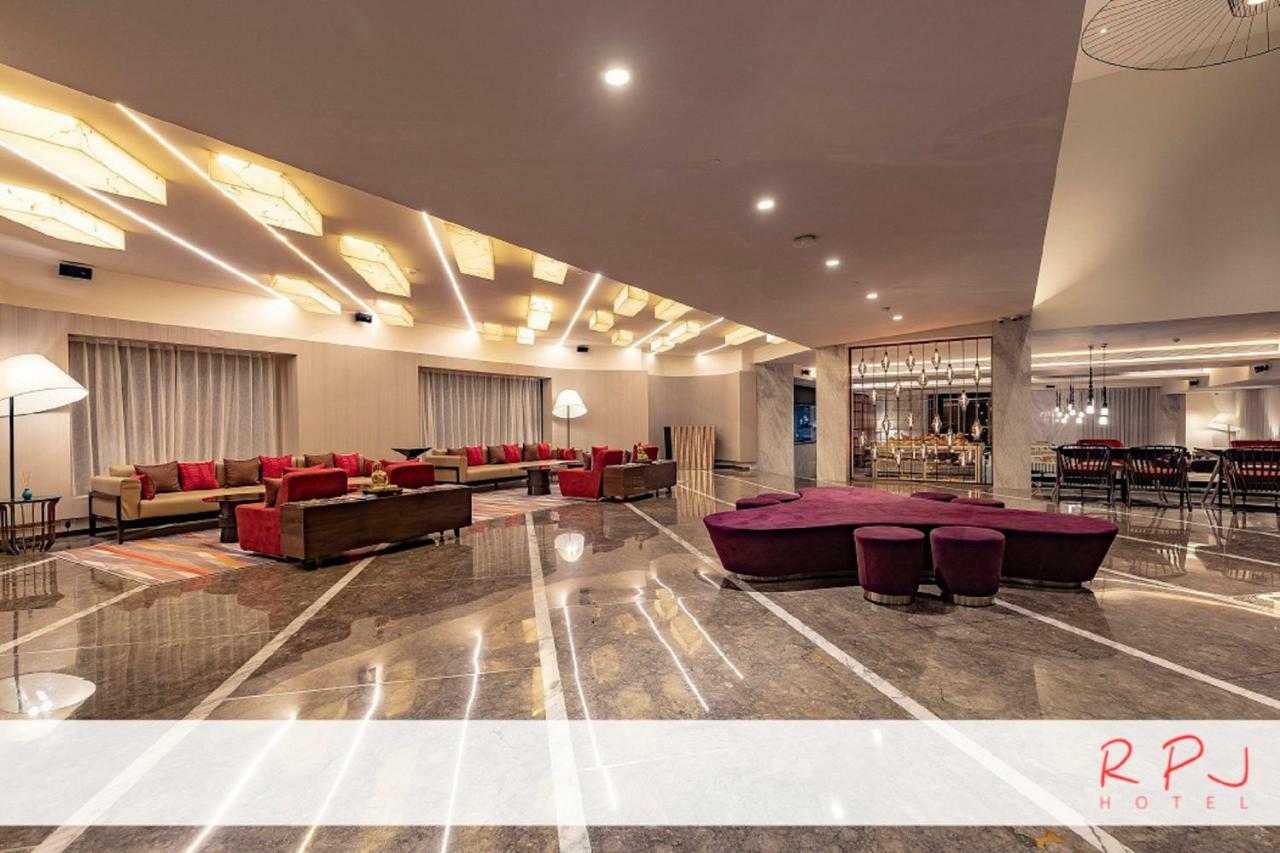 Regenta RPJ Rajkot Hotel Bagian luar foto