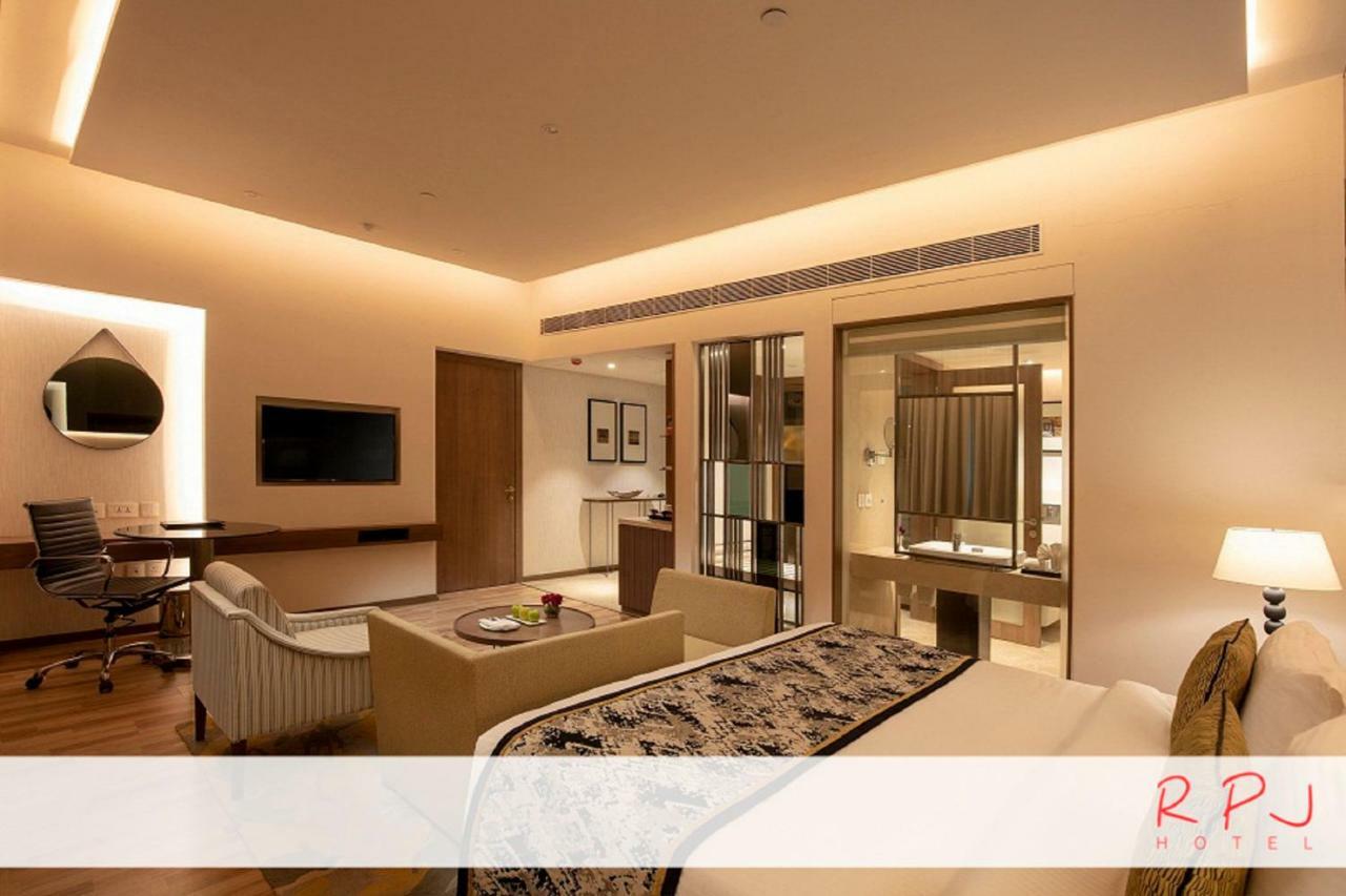 Regenta RPJ Rajkot Hotel Bagian luar foto