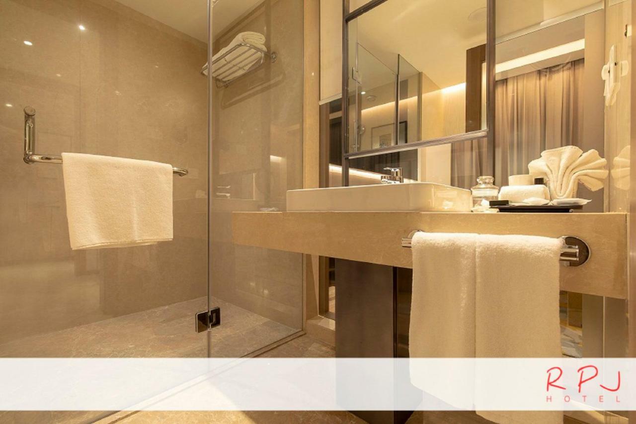 Regenta RPJ Rajkot Hotel Bagian luar foto