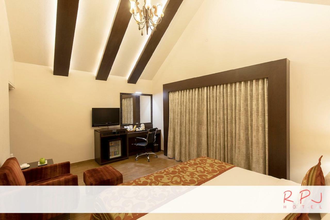 Regenta RPJ Rajkot Hotel Bagian luar foto