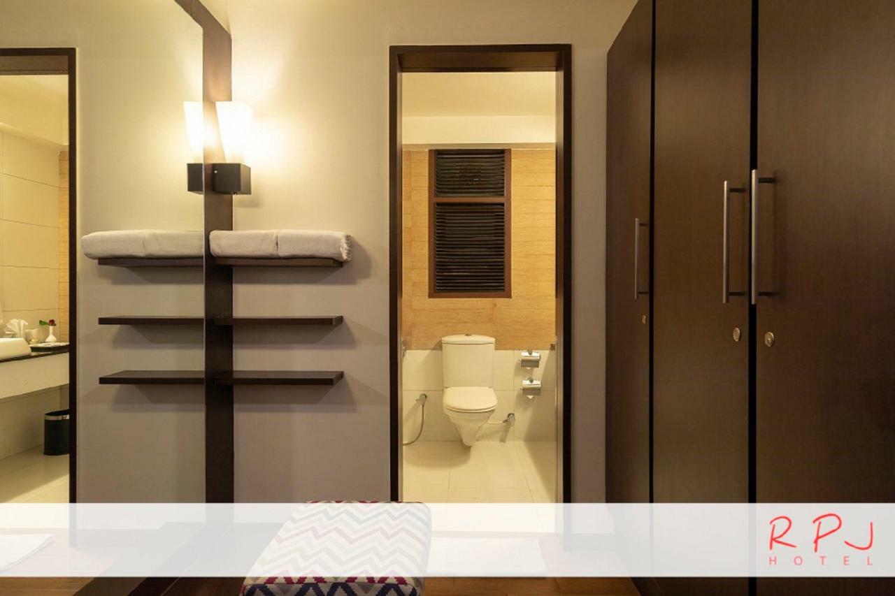 Regenta RPJ Rajkot Hotel Bagian luar foto