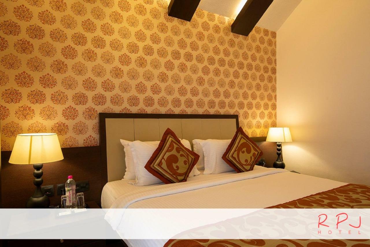 Regenta RPJ Rajkot Hotel Bagian luar foto