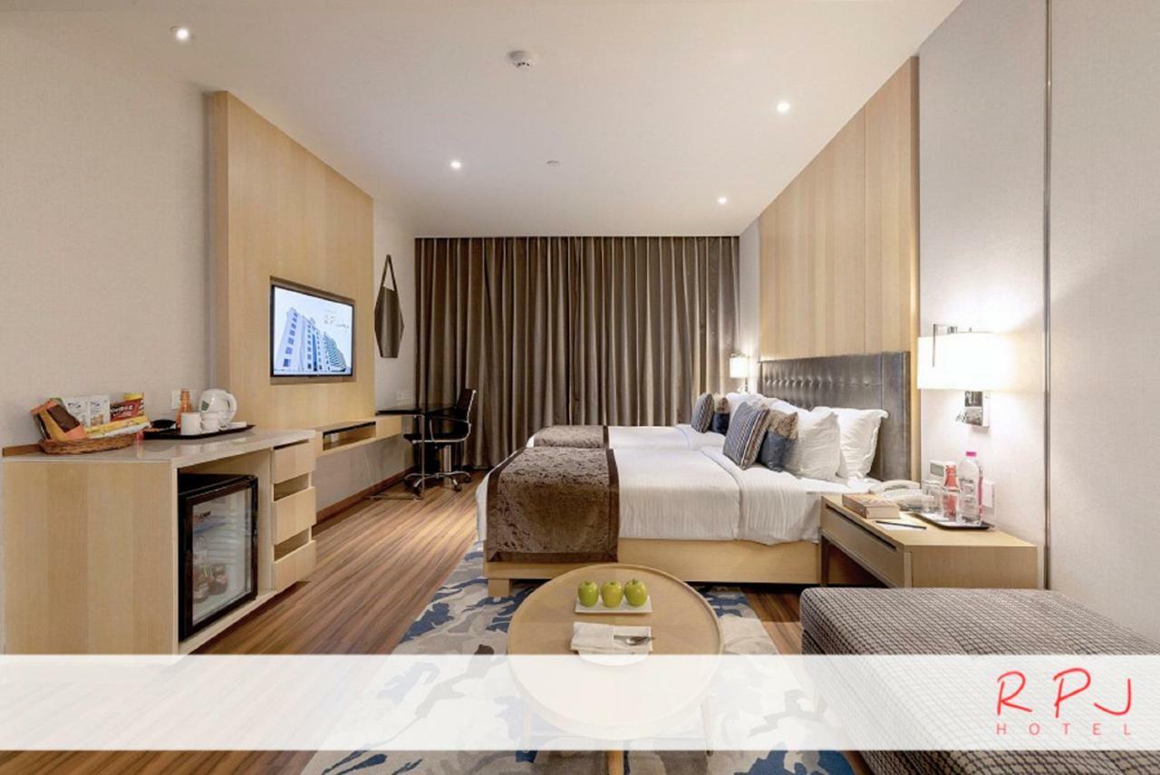 Regenta RPJ Rajkot Hotel Bagian luar foto