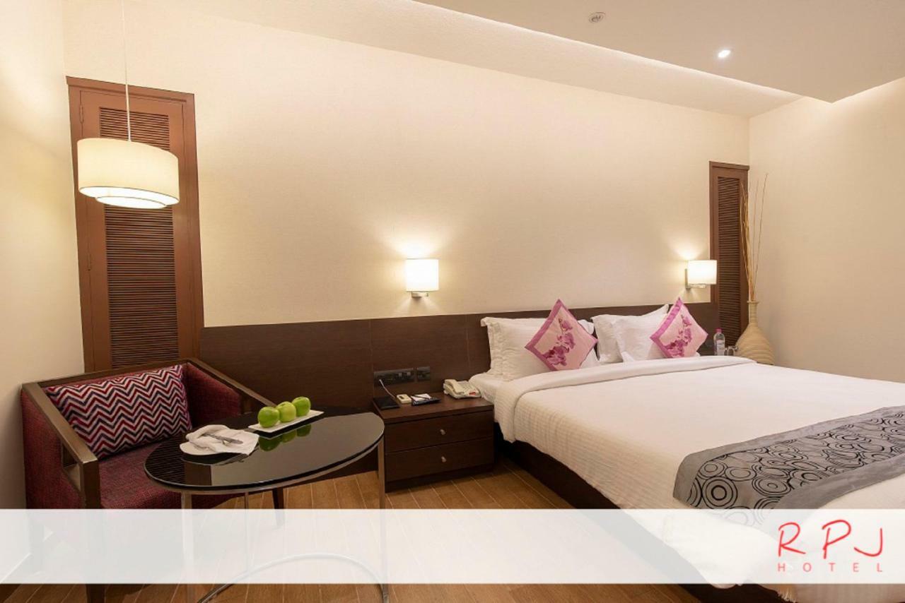 Regenta RPJ Rajkot Hotel Bagian luar foto