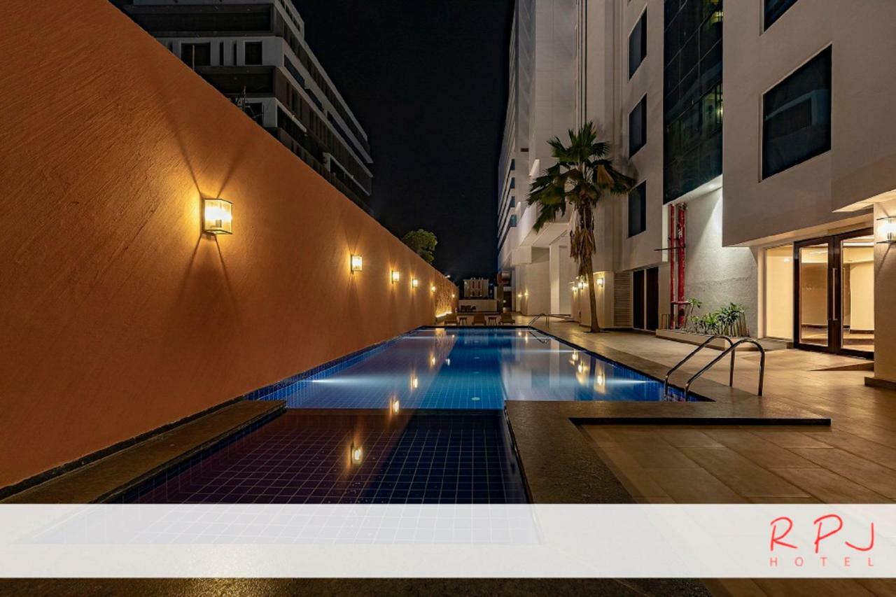 Regenta RPJ Rajkot Hotel Bagian luar foto