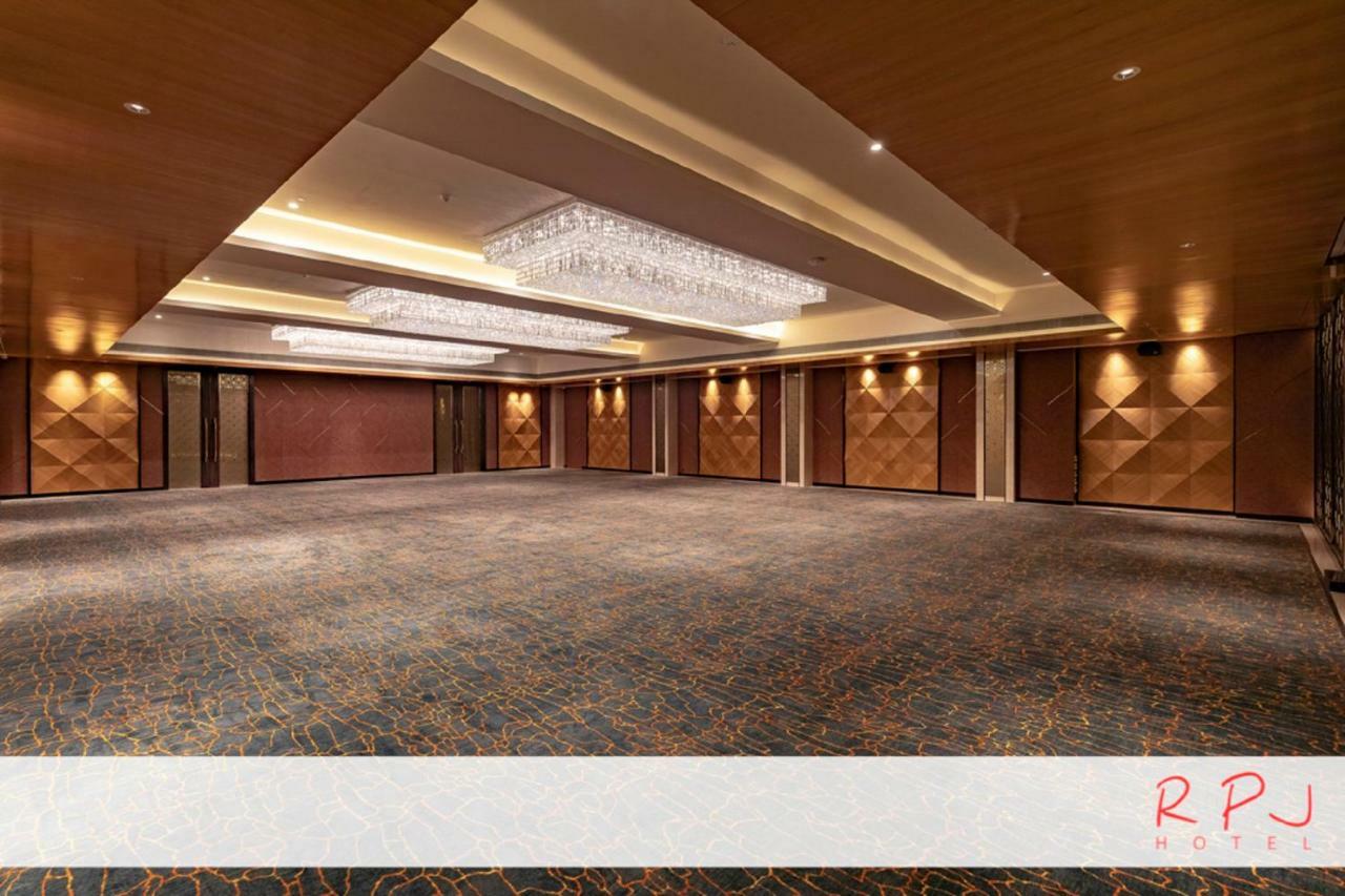 Regenta RPJ Rajkot Hotel Bagian luar foto
