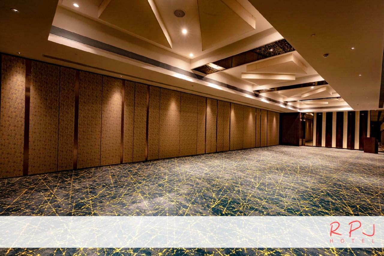 Regenta RPJ Rajkot Hotel Bagian luar foto
