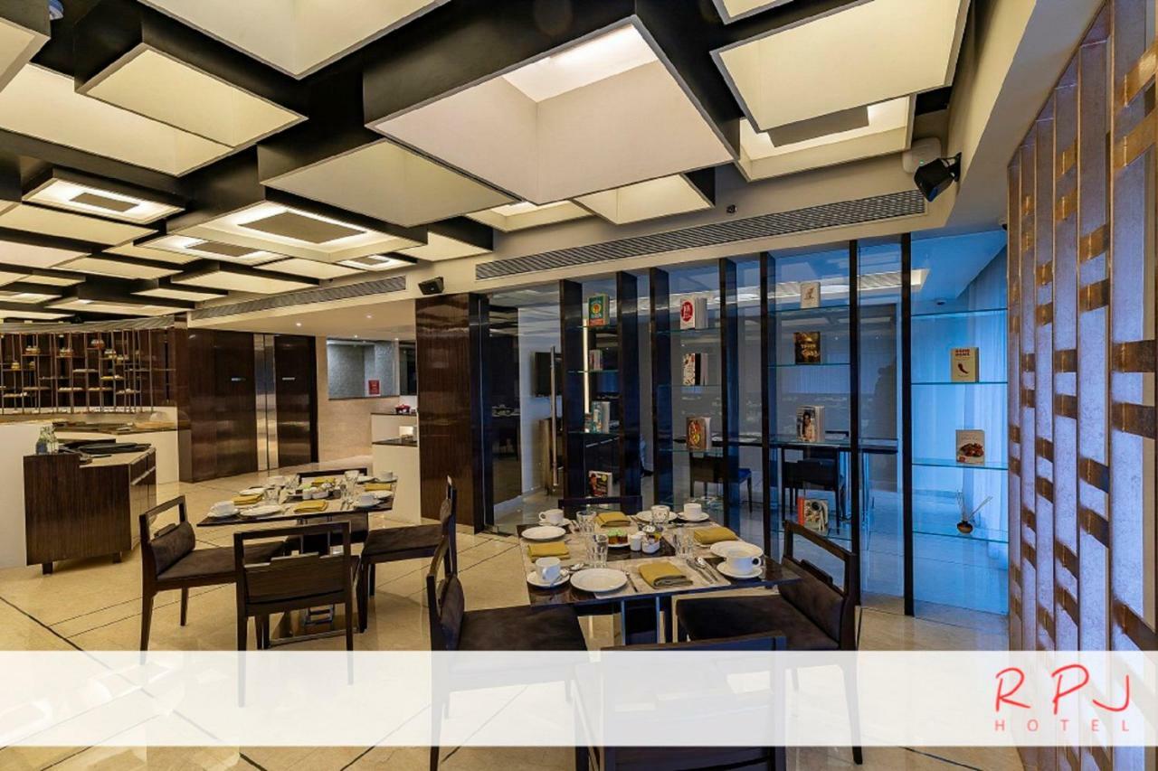 Regenta RPJ Rajkot Hotel Bagian luar foto