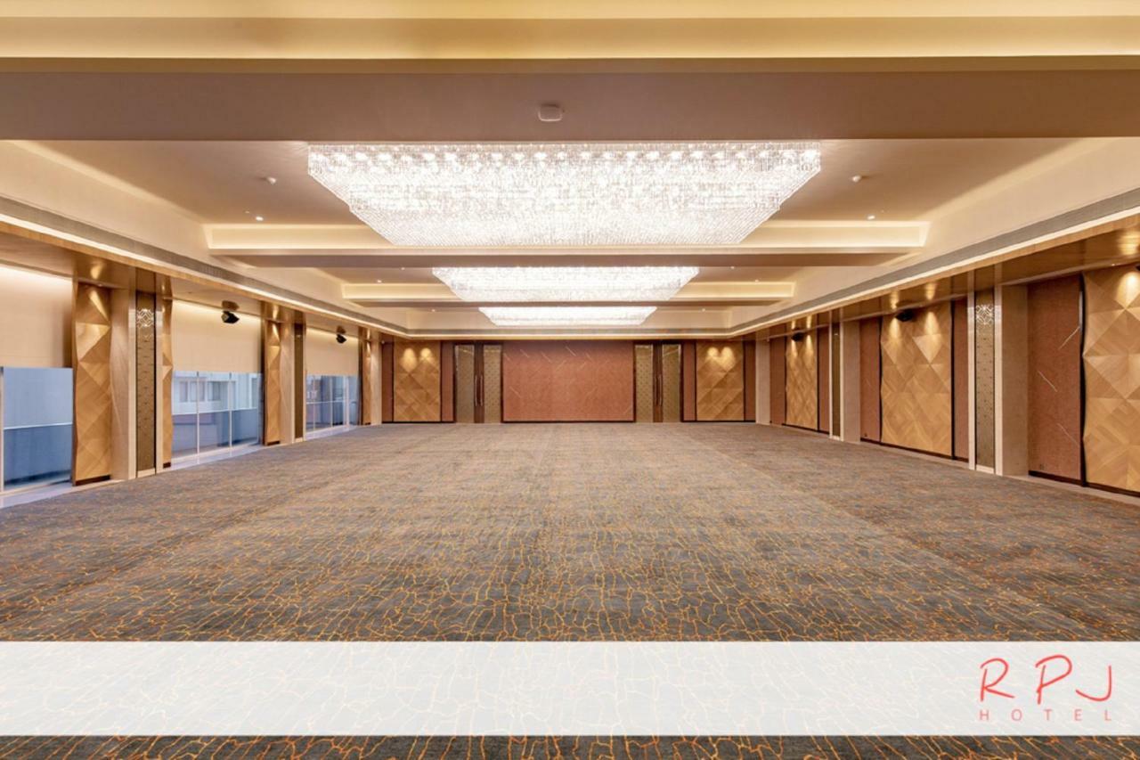 Regenta RPJ Rajkot Hotel Bagian luar foto