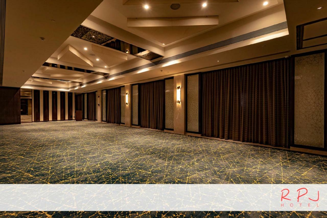 Regenta RPJ Rajkot Hotel Bagian luar foto