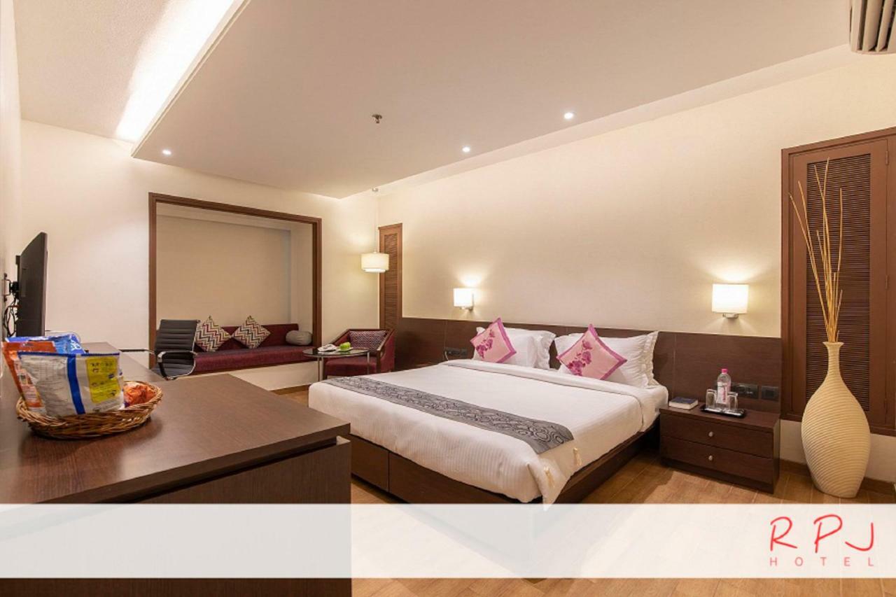 Regenta RPJ Rajkot Hotel Bagian luar foto