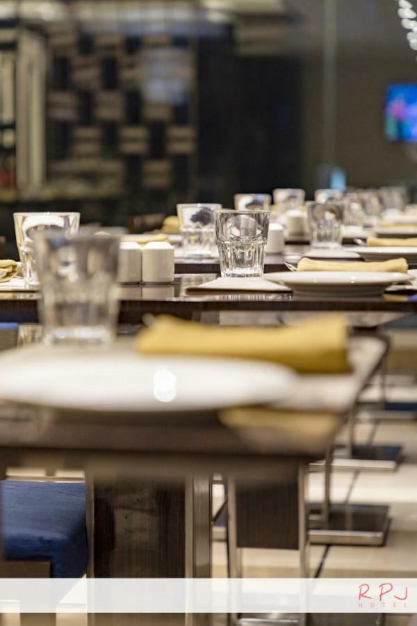 Regenta RPJ Rajkot Hotel Bagian luar foto