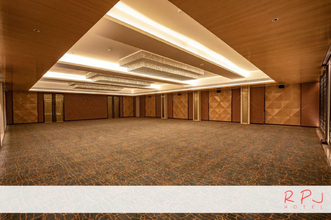 Regenta RPJ Rajkot Hotel Bagian luar foto