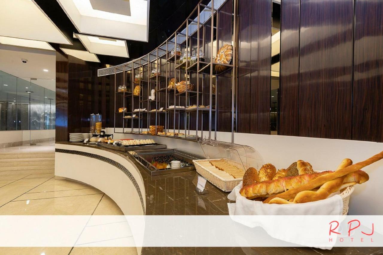 Regenta RPJ Rajkot Hotel Bagian luar foto