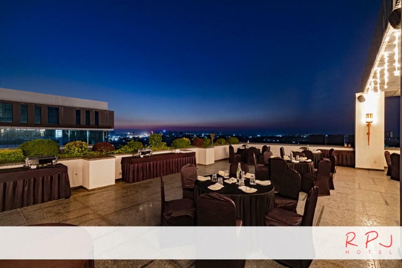 Regenta RPJ Rajkot Hotel Bagian luar foto