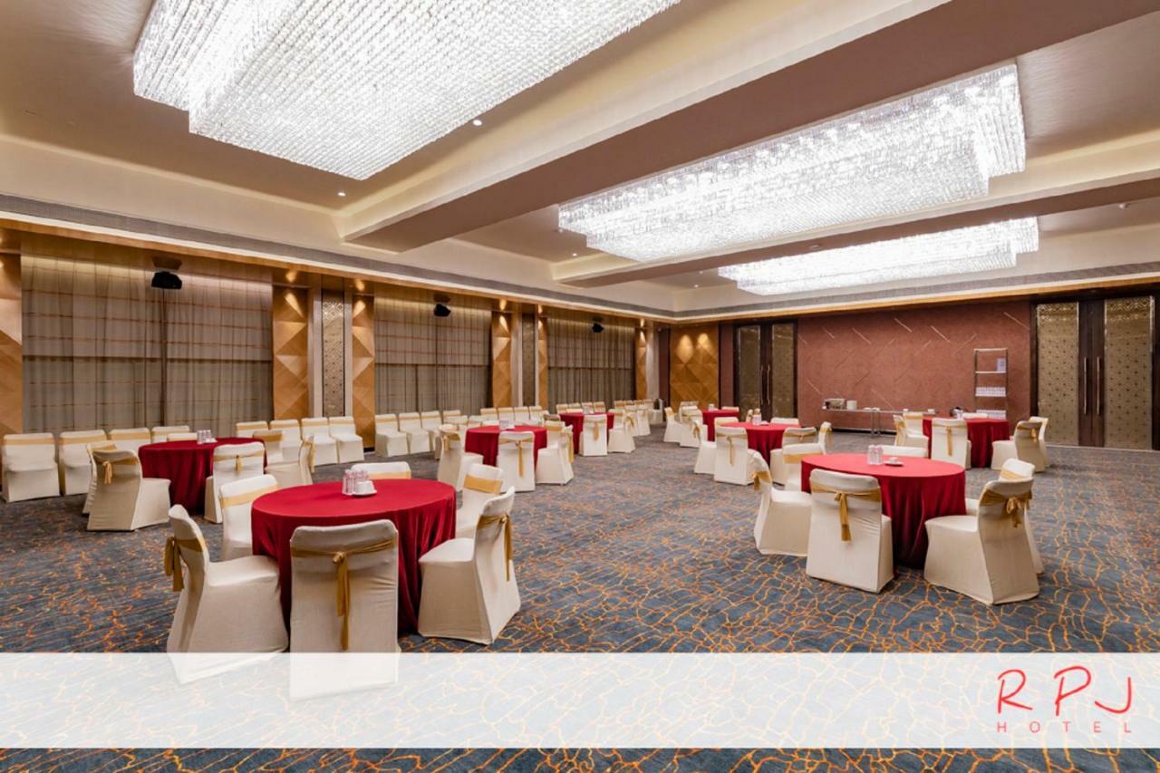 Regenta RPJ Rajkot Hotel Bagian luar foto