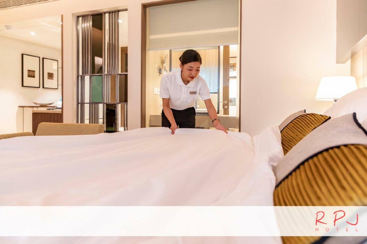 Regenta RPJ Rajkot Hotel Bagian luar foto