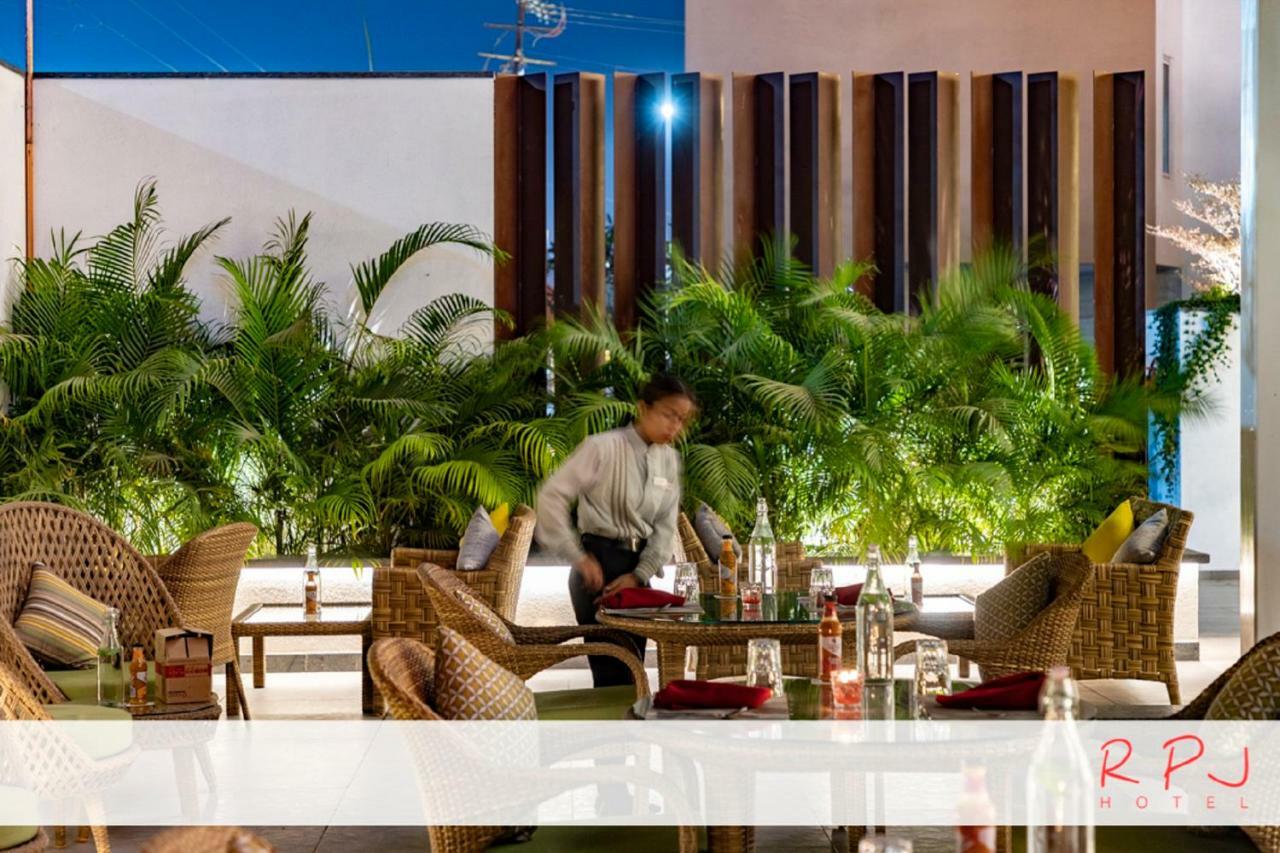 Regenta RPJ Rajkot Hotel Bagian luar foto
