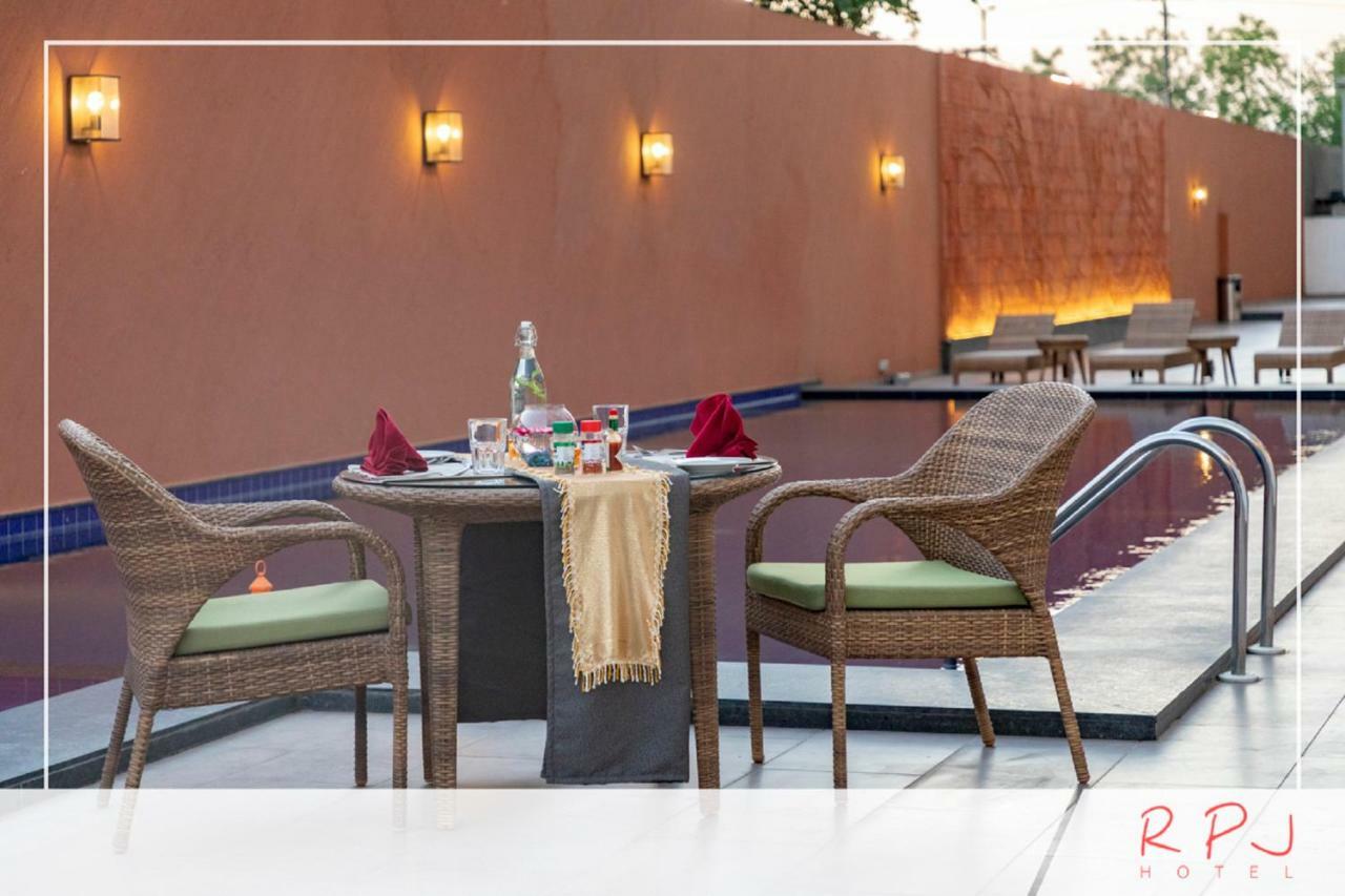 Regenta RPJ Rajkot Hotel Bagian luar foto